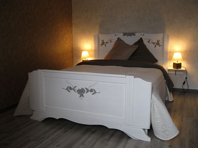chambre-blanche-gite-lecusson-la-comelle