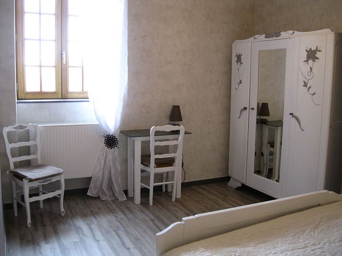 chambre-blanche-2-gite-lecusson-la-comelle