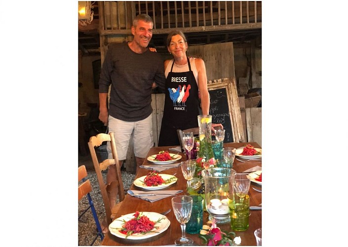Propriétaires dans la petite grange et table d'hôtes