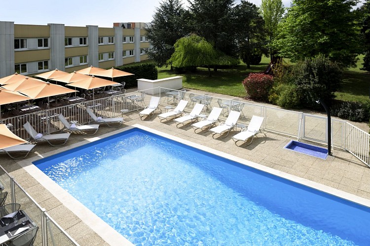 Novotel Mâcon nord Hôtel, terrasse, parc et piscine