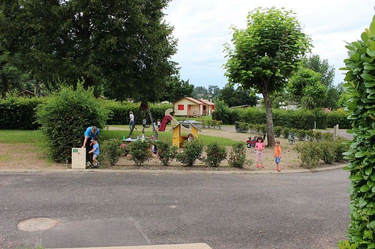 Aire de jeux Camping*** "Les Feuilles"