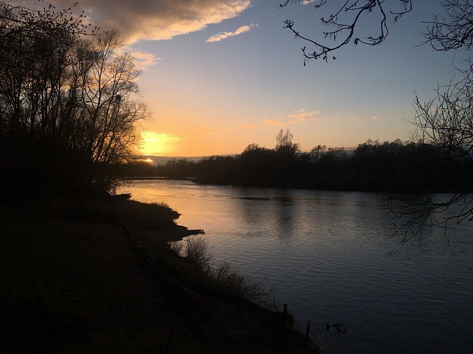 Coucher de soleil sur le Doubs au camping Bijou du Doubs