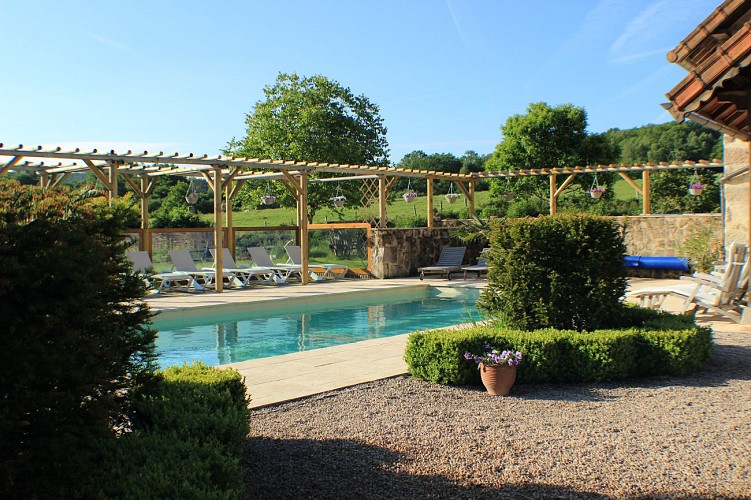 la-chauvotte-piscine-avec-terrasse