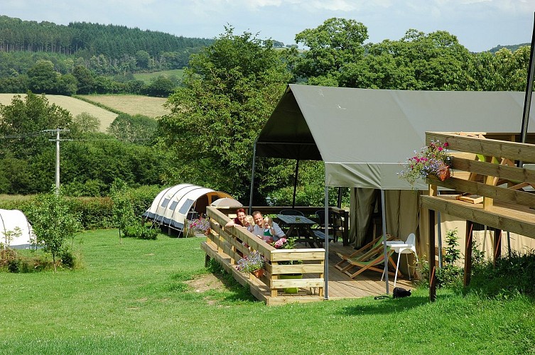 lodgetent-met-gasten