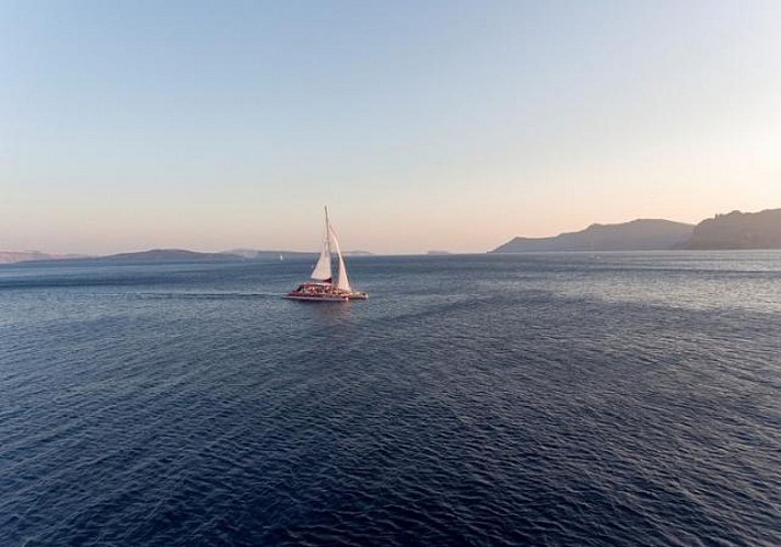 Croisière en catamaran autour de Santorin en matinée – Transferts et déjeuner inclus