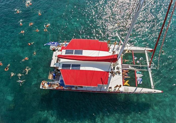 Croisière en catamaran autour de Santorin en matinée – Transferts et déjeuner inclus