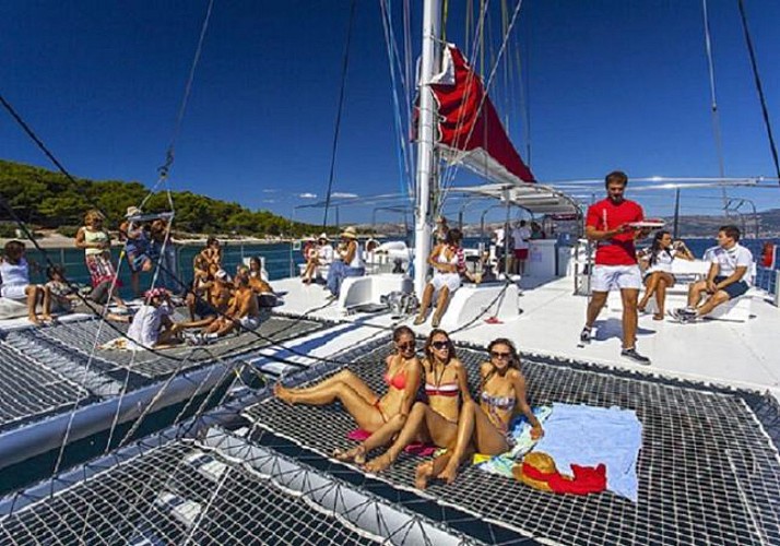 Croisière en catamaran autour de Santorin en matinée – Transferts et déjeuner inclus