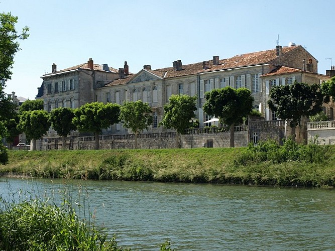 Quai de Verdun - Vue sur la Charente et les hôtels particuliers