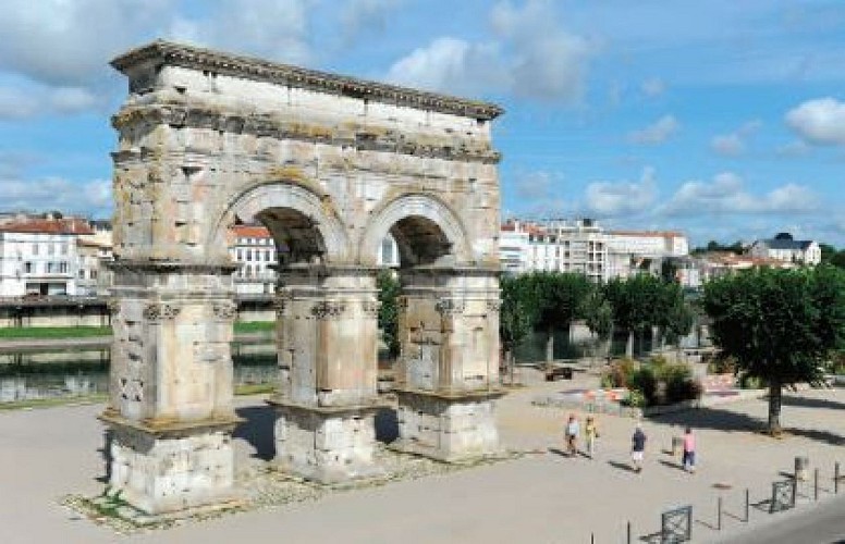L'arc de Germanicus, l'entrée en ville
