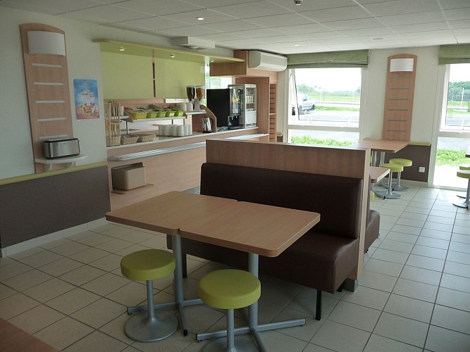 Salle-Petit-Dejeuner-Ibis-Cosne1