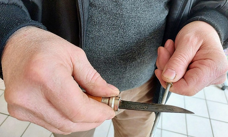 Monsieur Mentzer aiguisant un couteaux