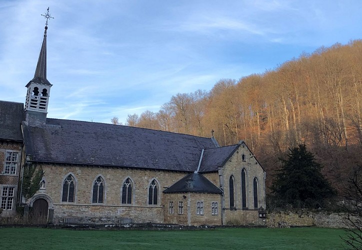 Abbaye dans et/ou sans le brouillard matinal