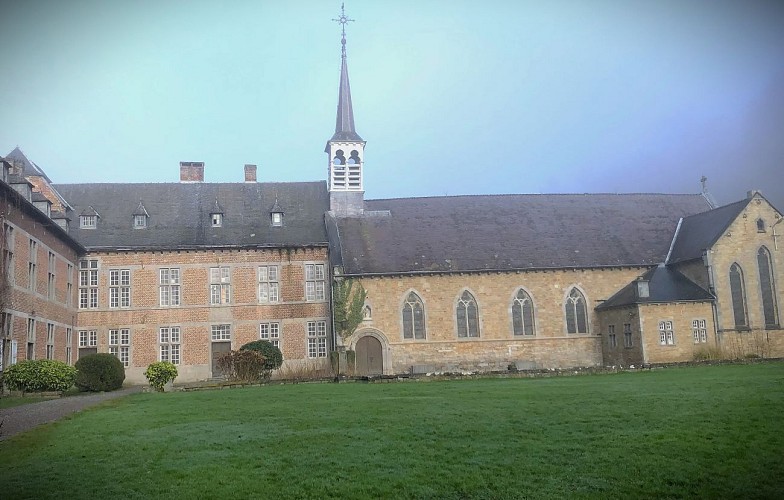 Abbaye dans et/ou sans le brouillard matinal