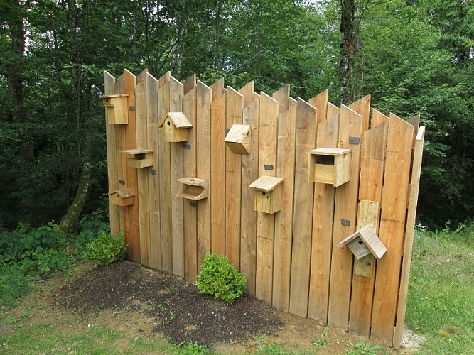 Saint Pierre de Frugie mur de nichoirs