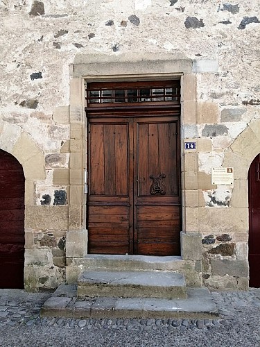 L'entrée du Clos par la rue médiévale_6