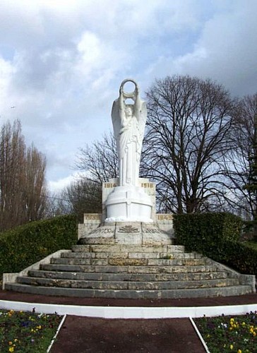 Monument aux morts de la batellerie au Pointil