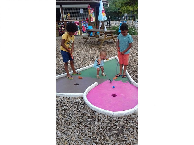 2022-ts mini golf 3 enfants