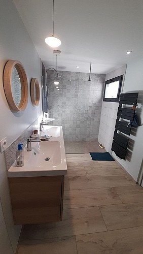 Montaut_La Datcha - la salle de bain spacieuse avec sa douche à l'italienne