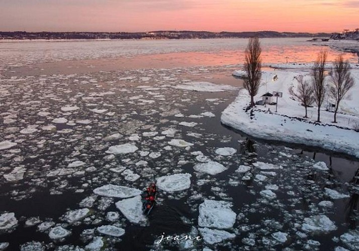 Initiation au canot à glace sur le fleuve Saint-Laurent au coucher du soleil - Québec