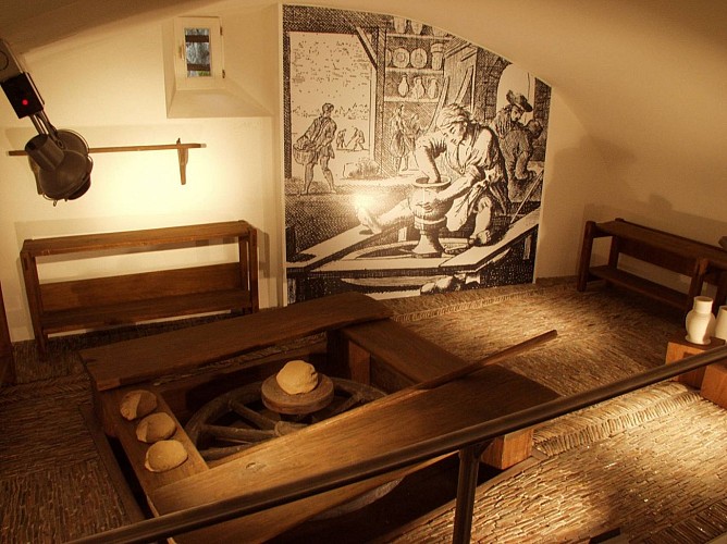 Raeren burg toepfereimuseum 27 toepferscheibe c christian charlier