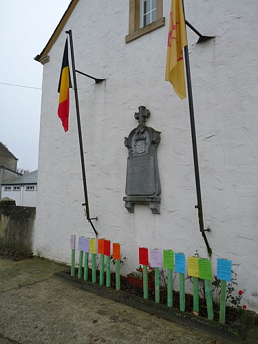 Monument aux morts et panneau d'information de Villers-sur-Semois