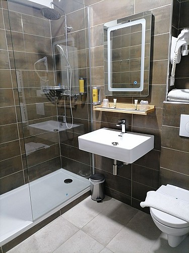 Salle de bain avec douche