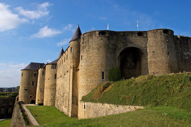 Au départ du château fort de Sedan