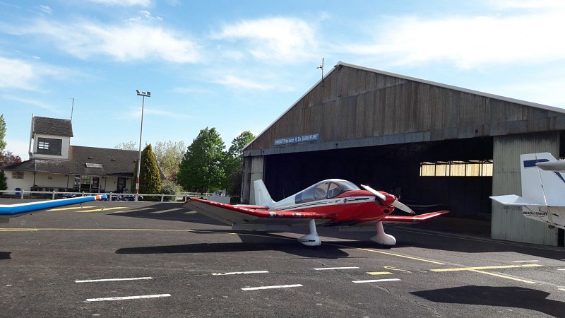 Devant le hangar de l'aérodrome de Pouilloux