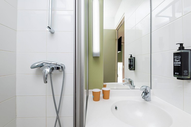 ibis budget macon sud salle de douche