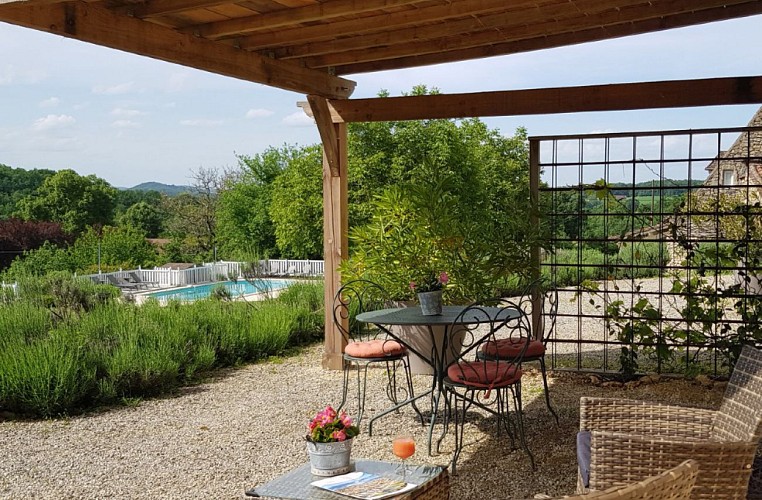 La-pergola-du-gite-2-personnes-au-Clos-Lascazes-maison-d-Hotes-en-dordogne