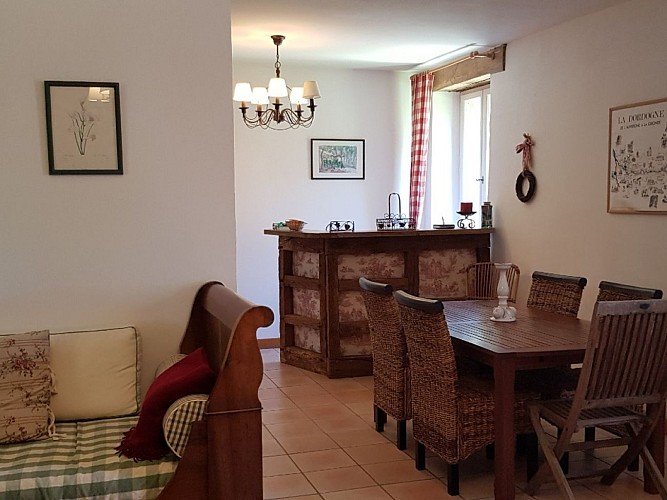 coin-repas-du-gite-pour-4-personnes-Le-Clos-Lascazes