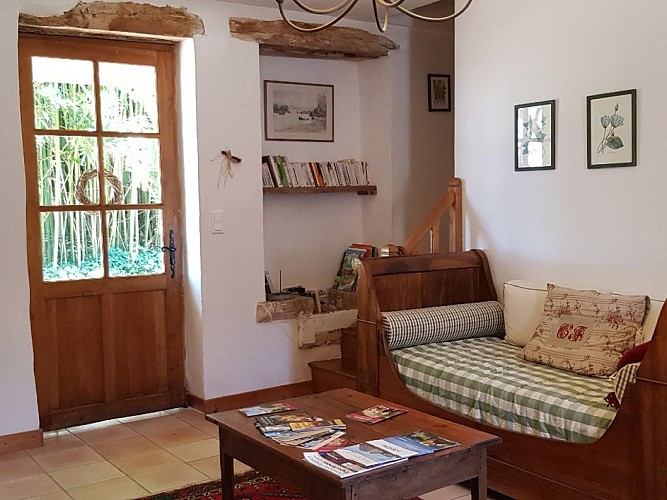 coin-salon-du-gite-pour-4-personnes-Le-Clos-Lascazes-4