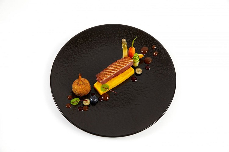 Magret de Canard Rôti, Cromesqui confit, Petit Corsé de Myrtilles