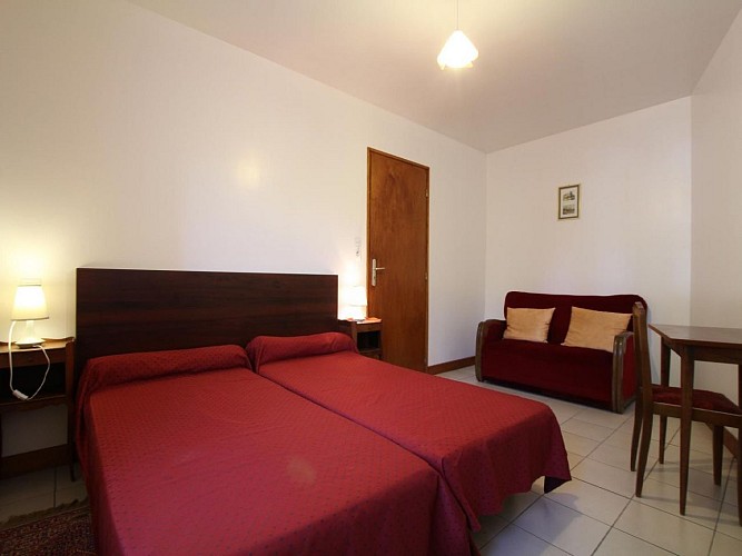 Maison Laxague - Chambre 2 lits vue porte - Ascarat