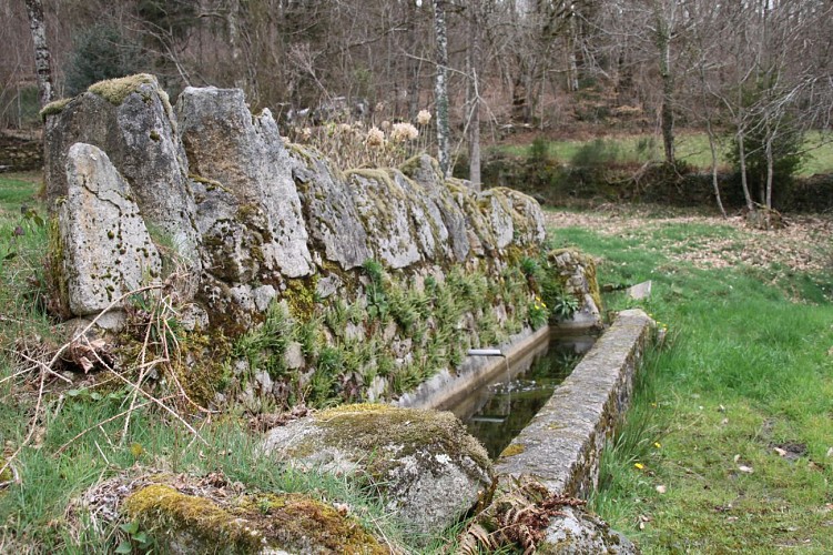Départ : fontaine, lavoir, abreuvoir du Cros