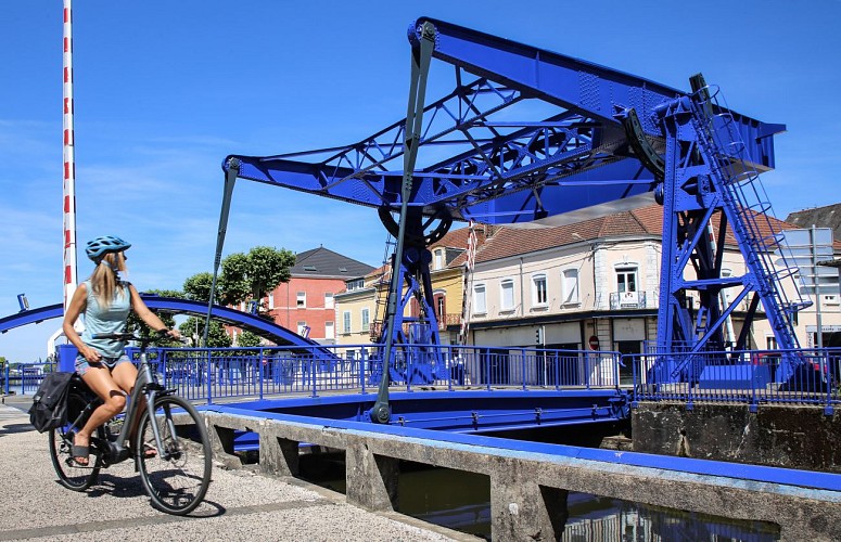 A vélo au pont levant, Montceau-les-Mines