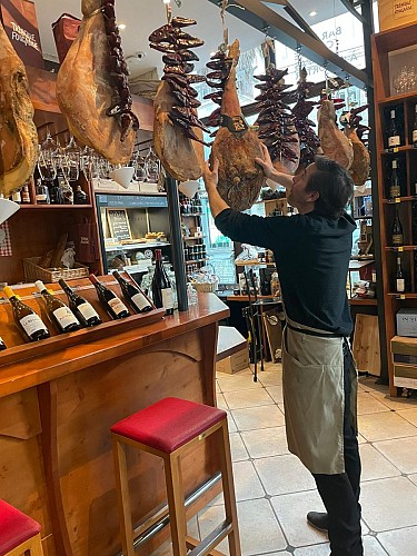 Jean accroche les jambons