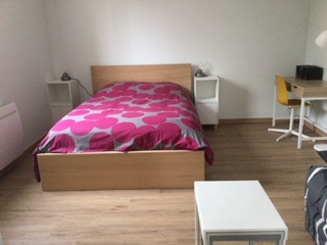 chambre avec coin bureau