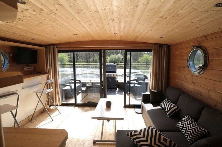 Domaine-de-Lara-Ménesplet-toue-vue-extérieur