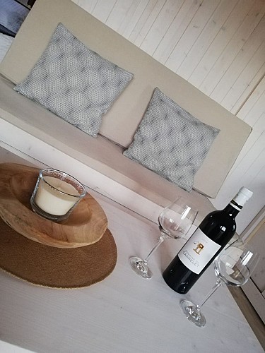 Domaine-de-Lara-chalet-intérieur-table-bouteille1