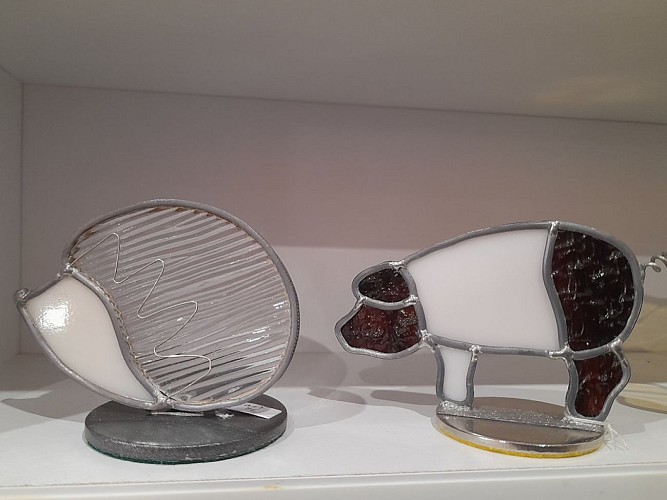 hérisson et cochon cul noir en vitrail à la boutique Univerre et Cie©L'Atelier de Nounou