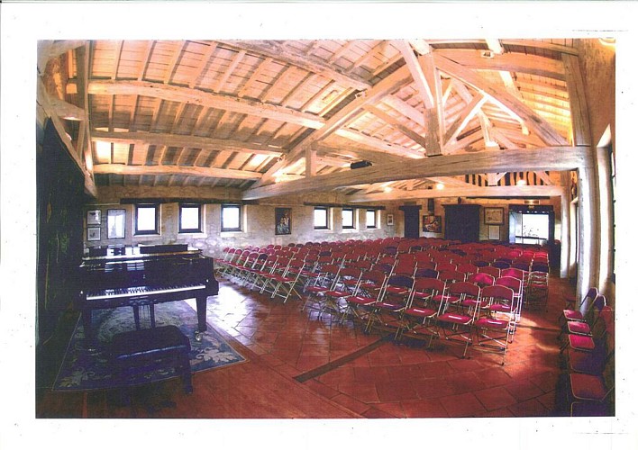 Photo salle Ht S avec chaises et piano