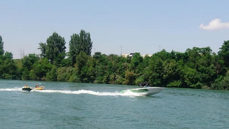 Equipement de loisirs Base nautique CAZERES bouées