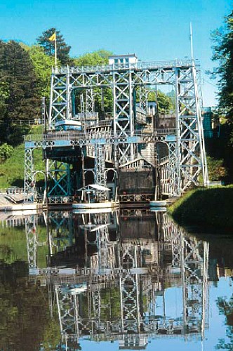 The hydraulic boat-lifts