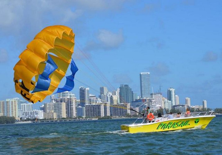 Parachute ascensionnel au dessus de la baie de Biscayne à Miami (7 à 12 min de vol)