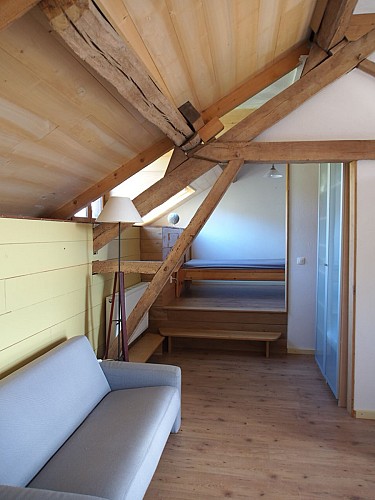 Alcôve avec lit une place dans la chambre principale