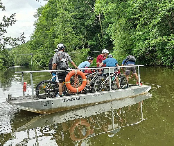 Passage du bac à chaine lors d'une balade encadrée
