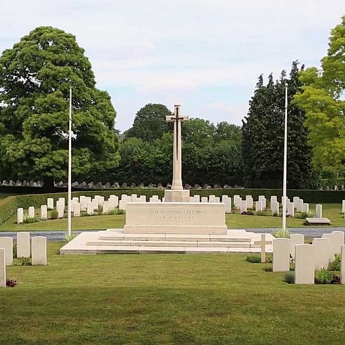 Mons cemetery – Memorial lawn in homage to soldiers from all over the world 