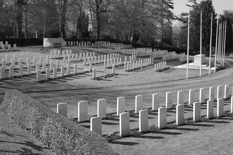 Mons cemetery – Memorial lawn in homage to soldiers from all over the world 