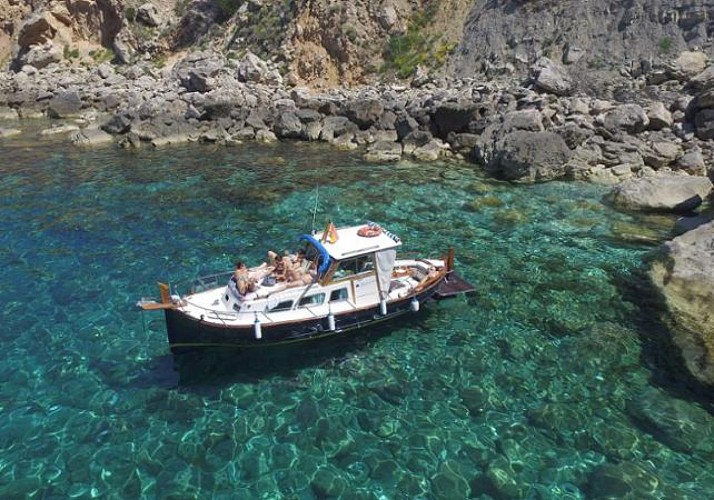 Croisière privée avec capitaine et équipements de sports nautiques inclus - Au départ de Sant Antoni (Ibiza)